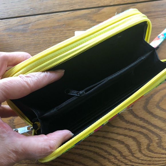 ๐บ๐ธ๐ผ Quilted Cotton Floral Wristlet ๐ผ๐ธ๐บ - Picture 5 of 9